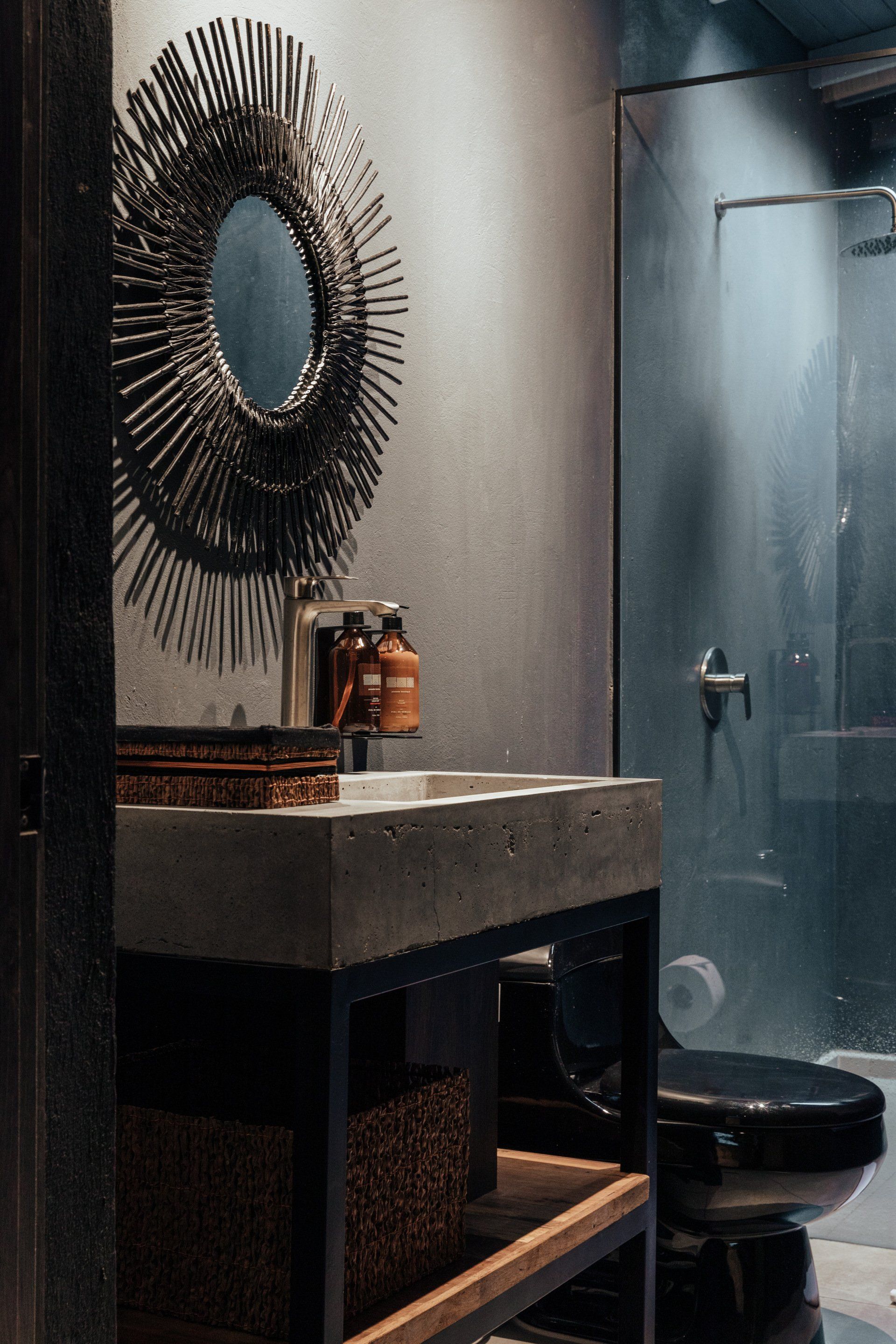 Un baño con lavabo, espejo e inodoro.