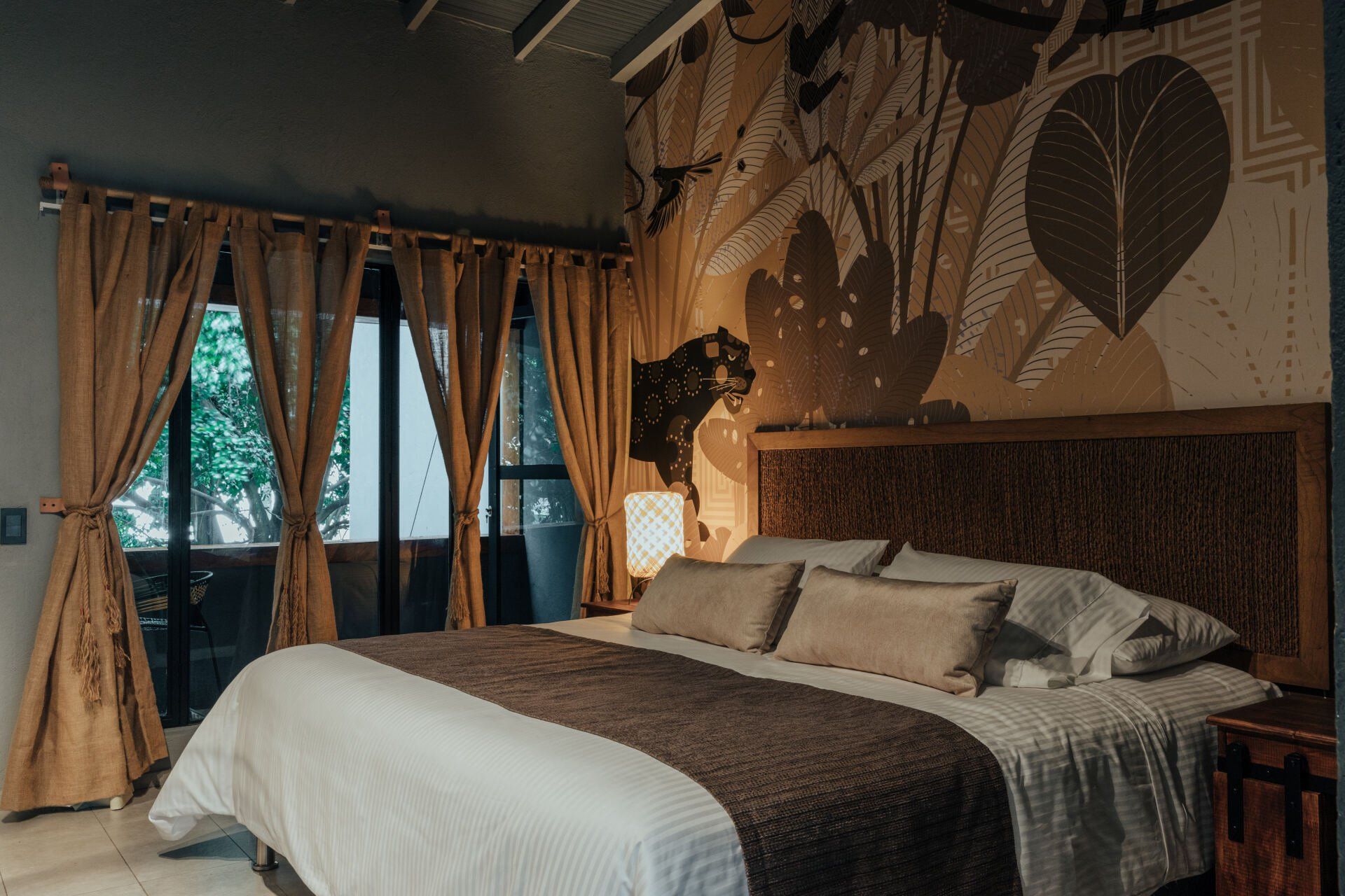 Un dormitorio con una cama grande y un cuadro en la pared.