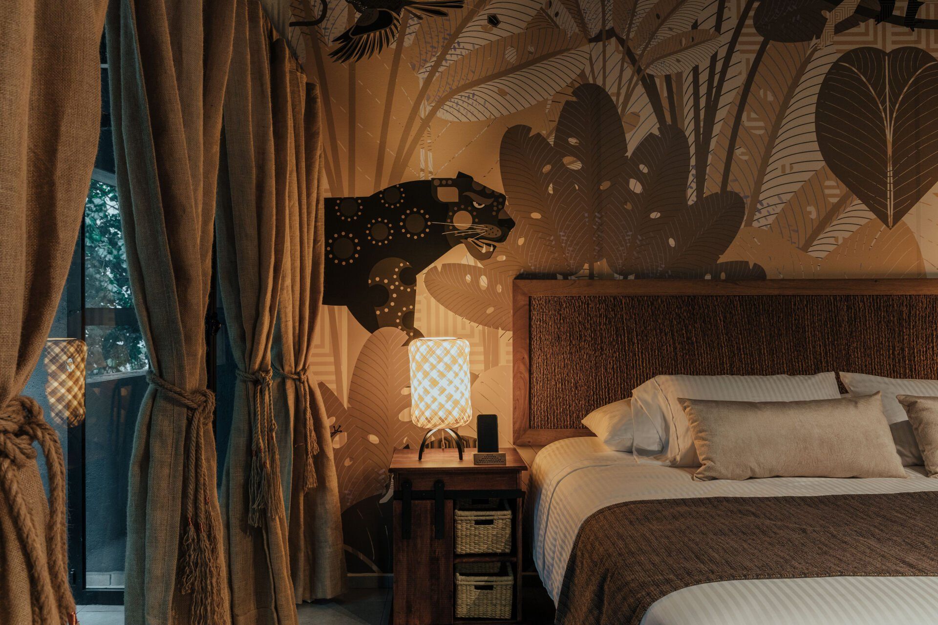 Un dormitorio con dos camas, una mesita de noche y una lámpara.