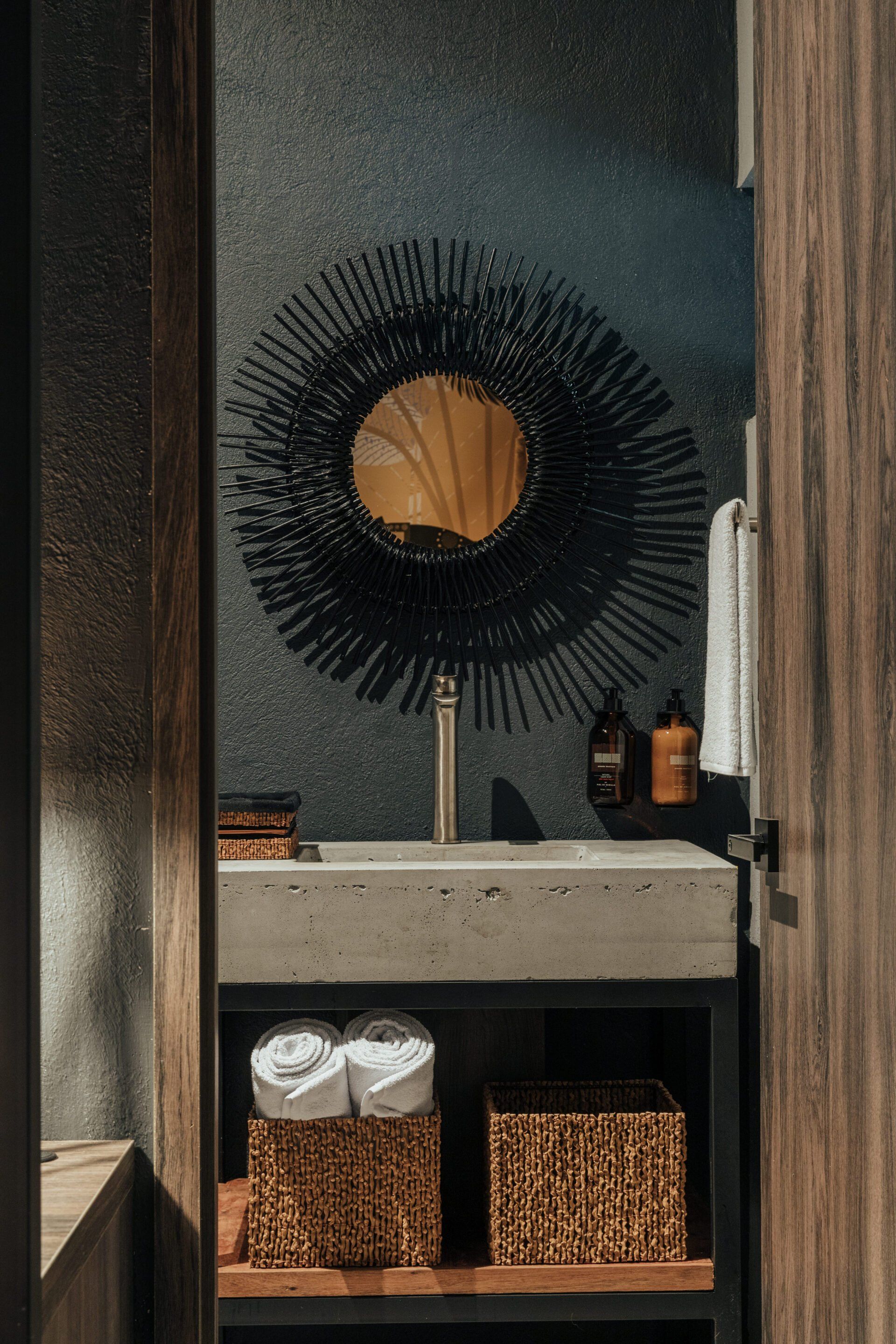 Un baño con un lavabo y un espejo en la pared.