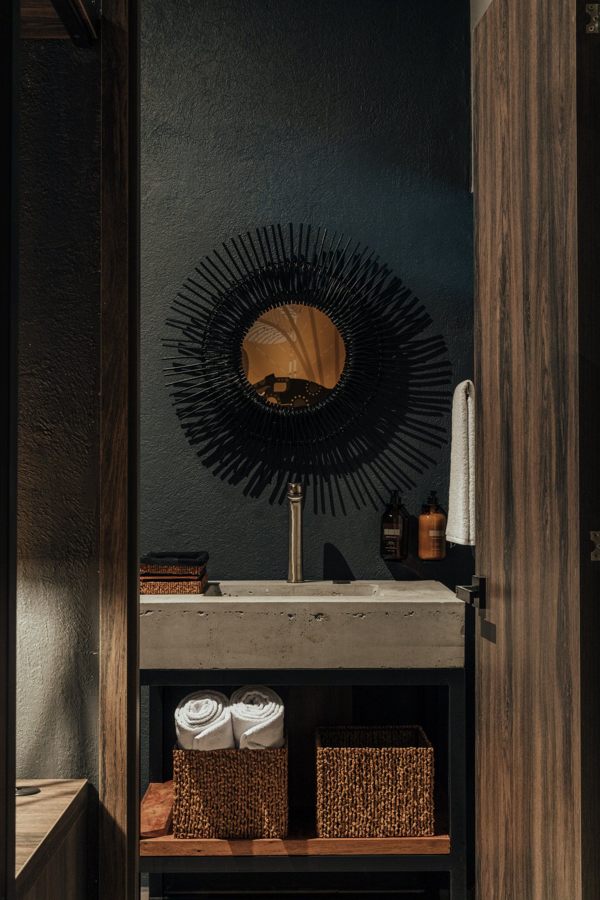 Un baño con un lavabo y un espejo en la pared.
