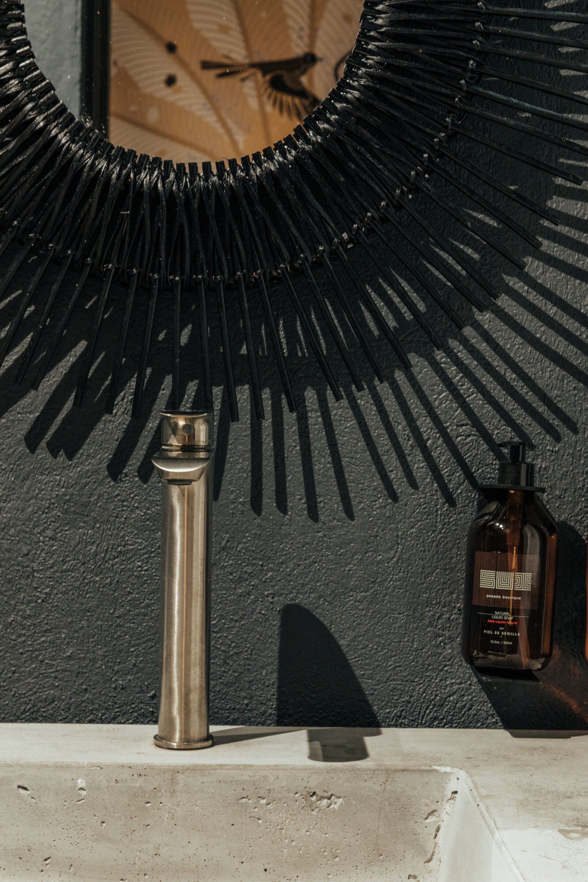 Un lavabo de baño con un grifo y un espejo encima.