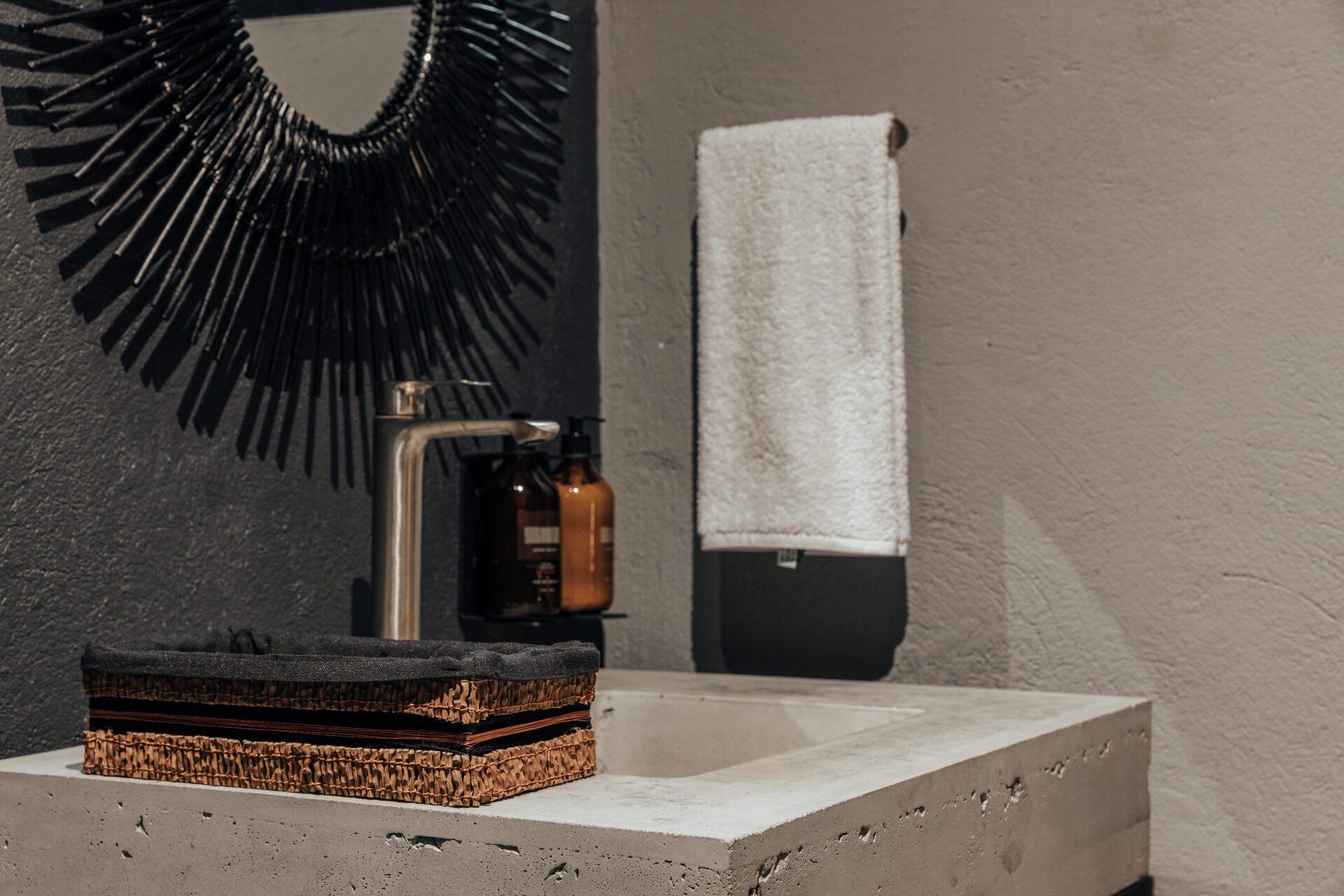 Un baño con lavabo, espejo y toalla.