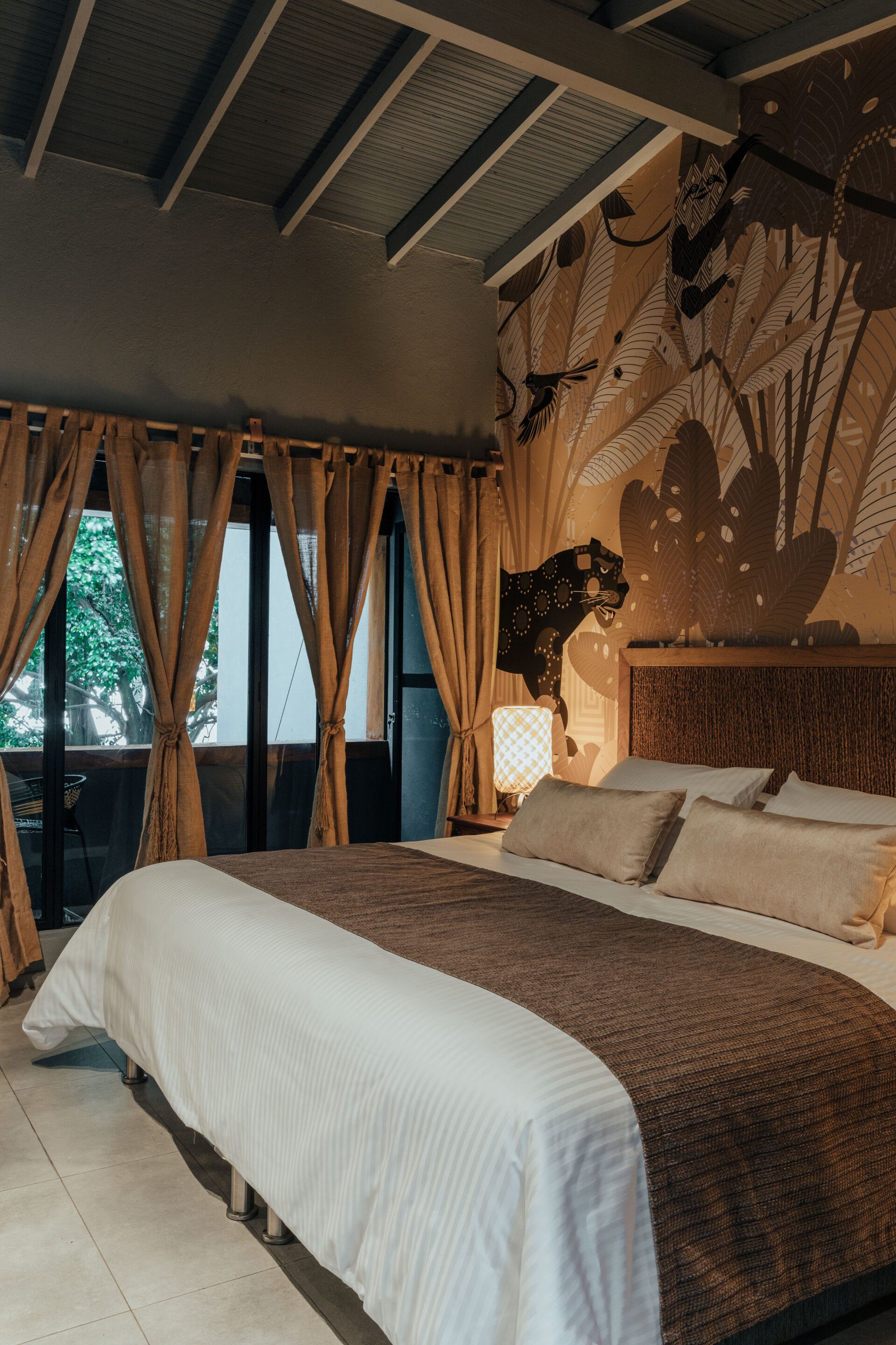 Hay una cama grande en el medio de la habitación.