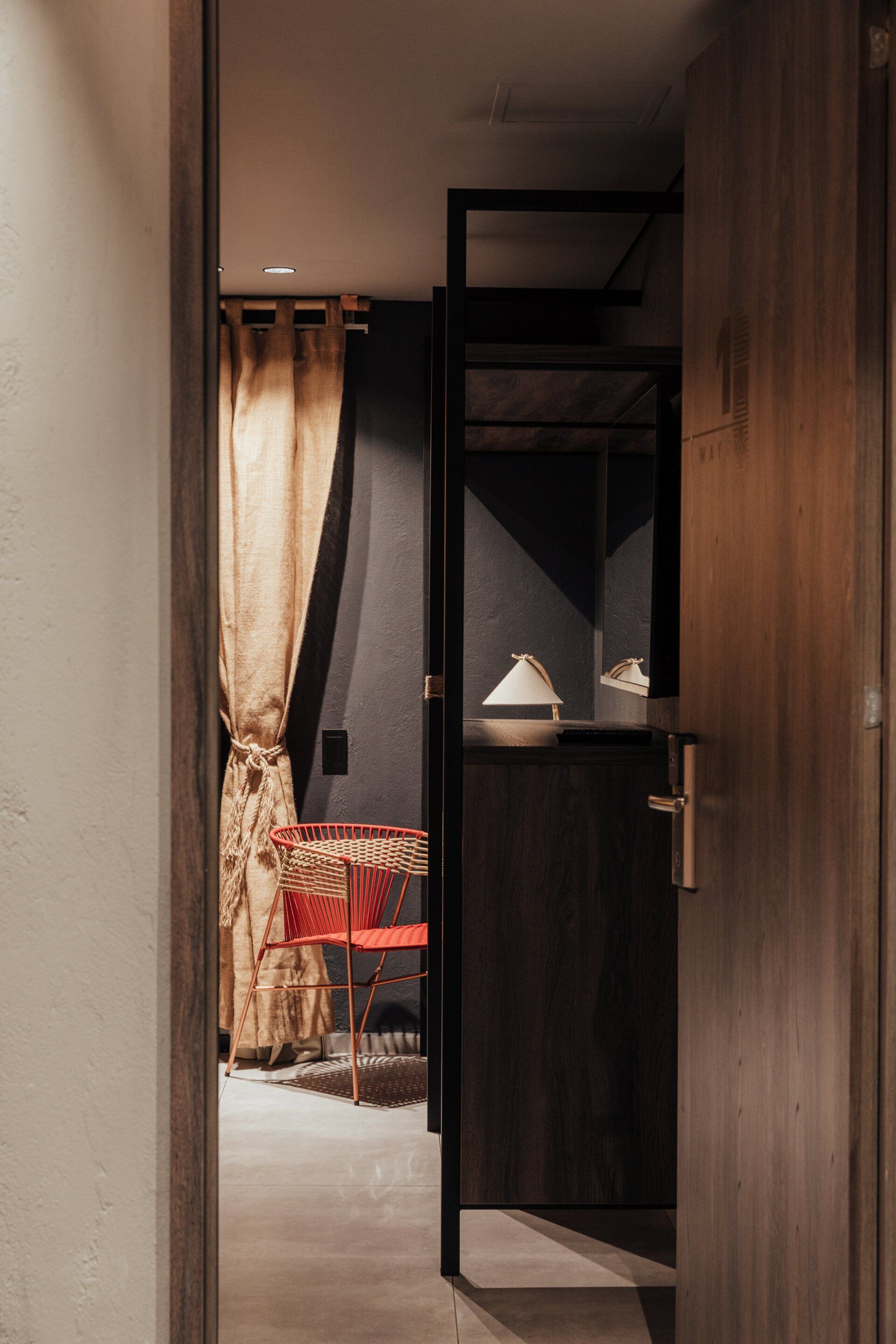 Una puerta que conduce a una habitación con una mesa y sillas.