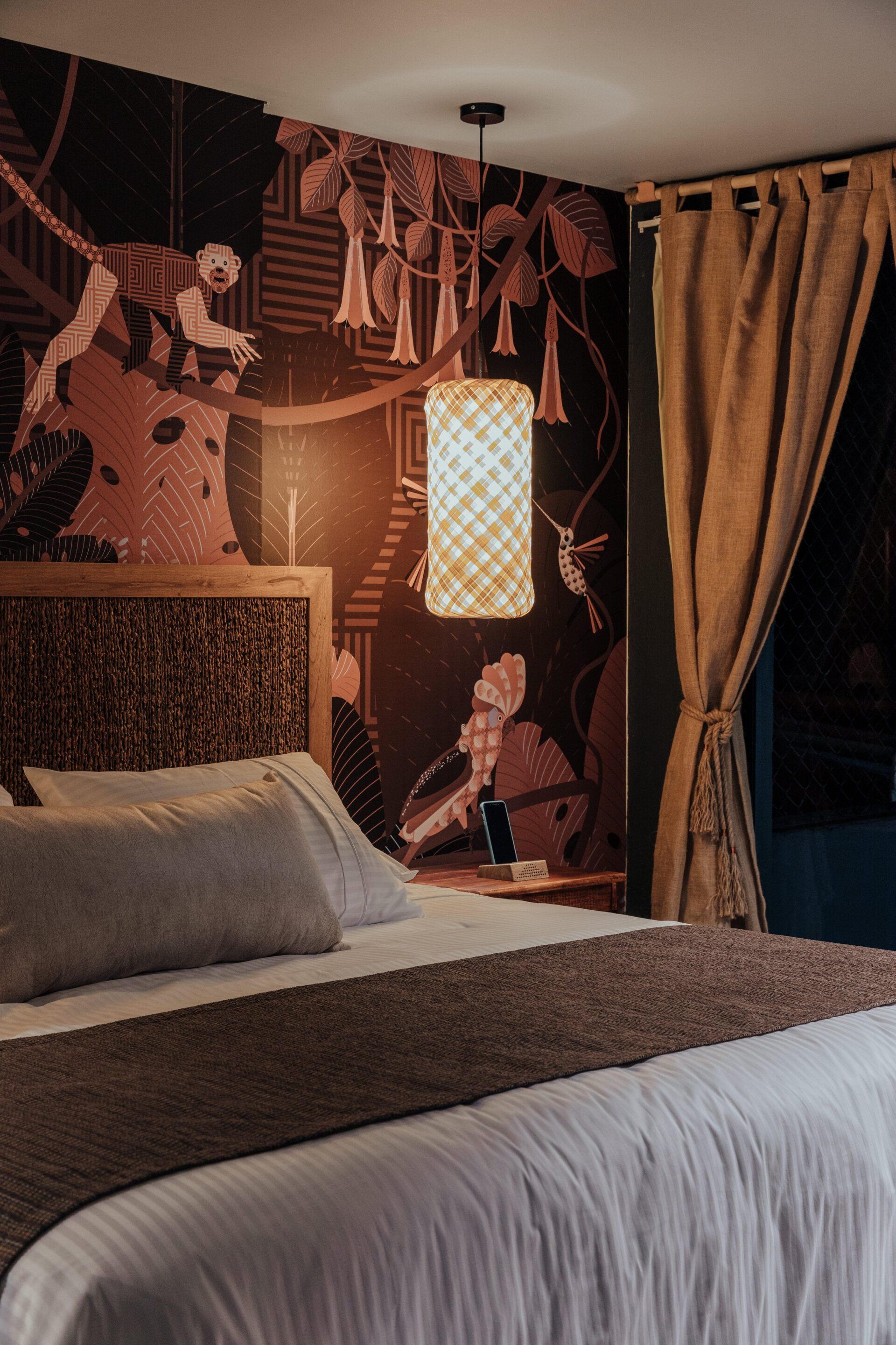 Una cama en una habitación de hotel con un mono en la pared.