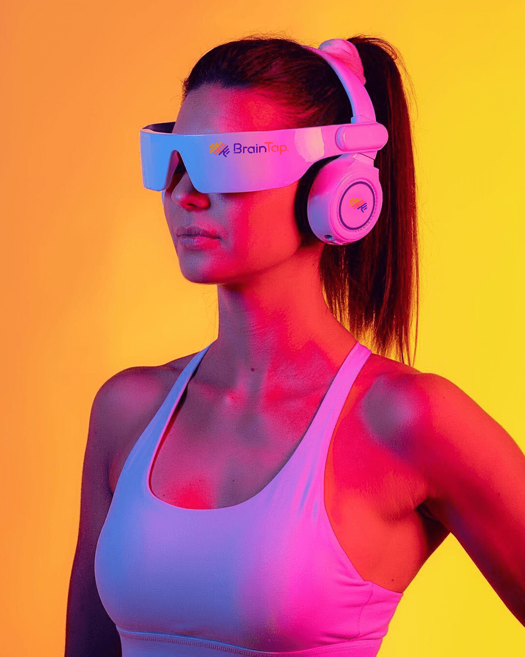 Una mujer con auriculares y gafas de realidad virtual.