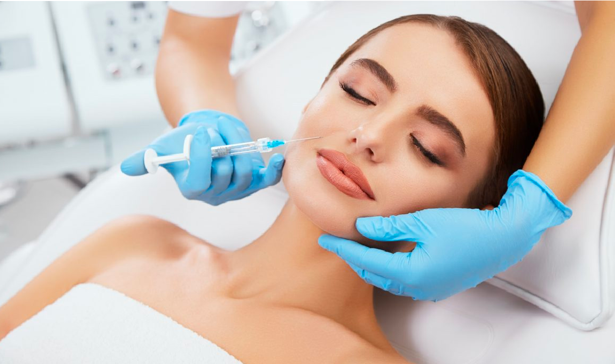 Una mujer recibe una inyección de Botox en la cara.