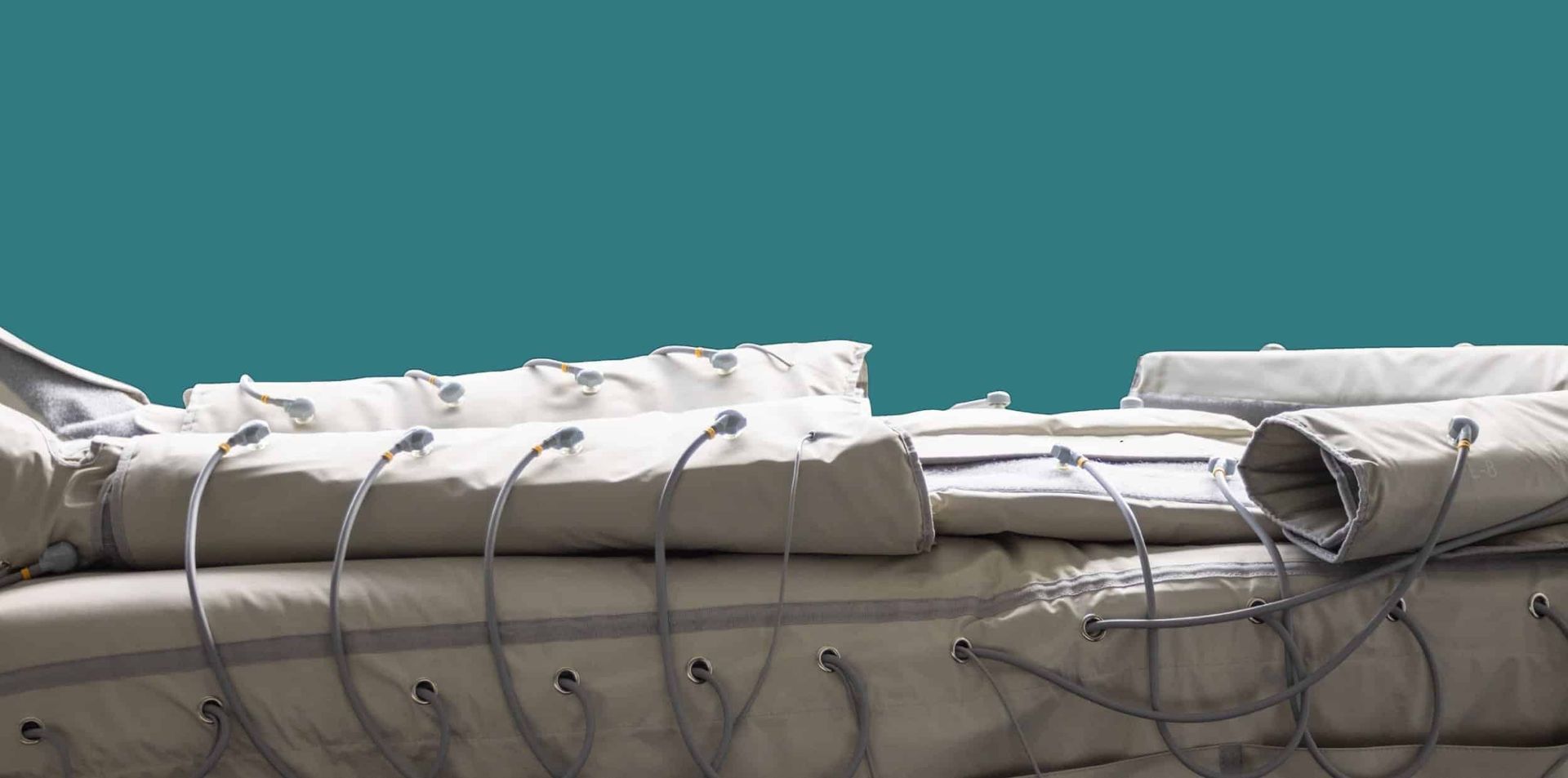 Una persona está acostada en una cama con una máquina encima.