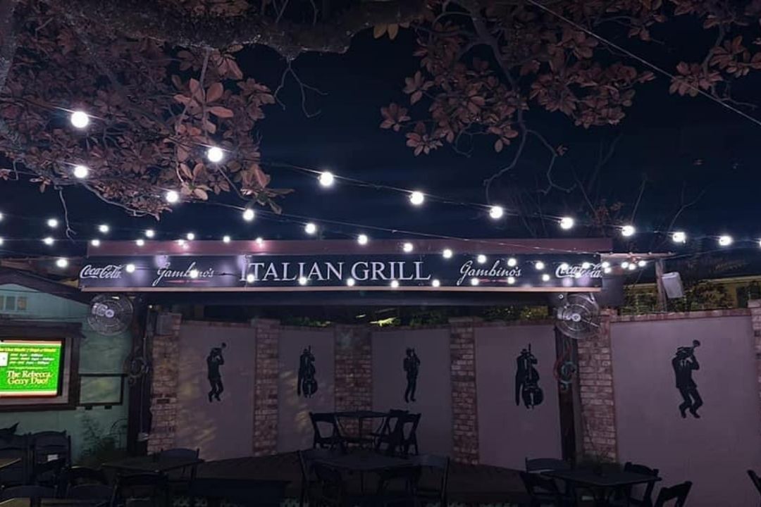 A restaurant with a sign that says italian grill