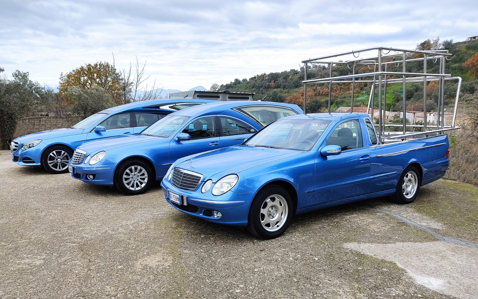 tre carri funebri blu