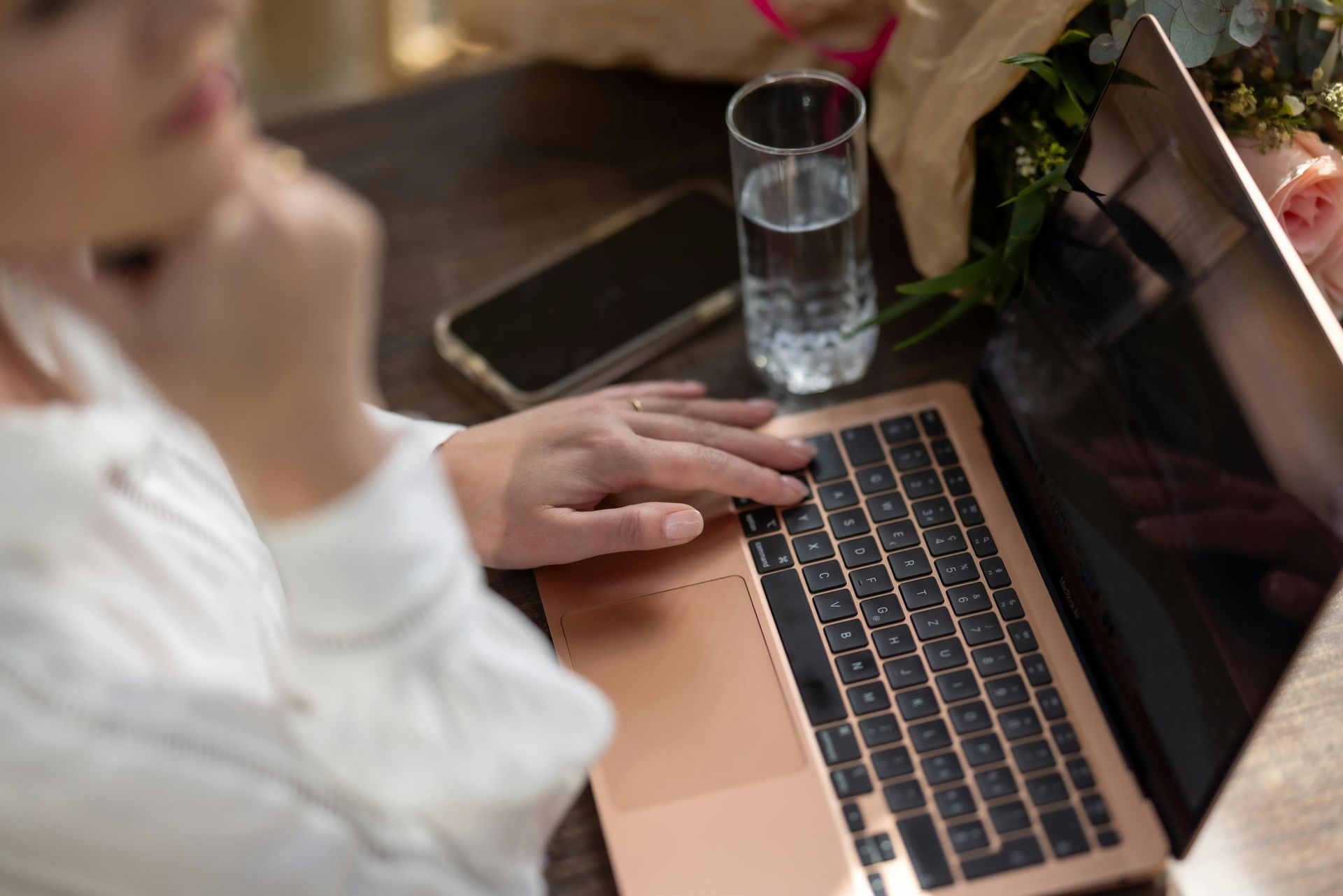 een foto van een mevrouw achter een latop