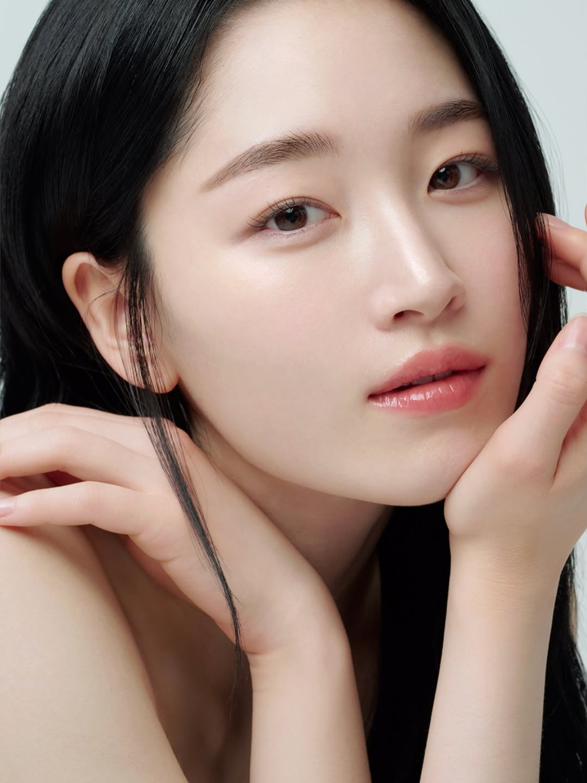 Woman with clear skin representing Oligio skin tightening and non-invasive facial rejuvenation