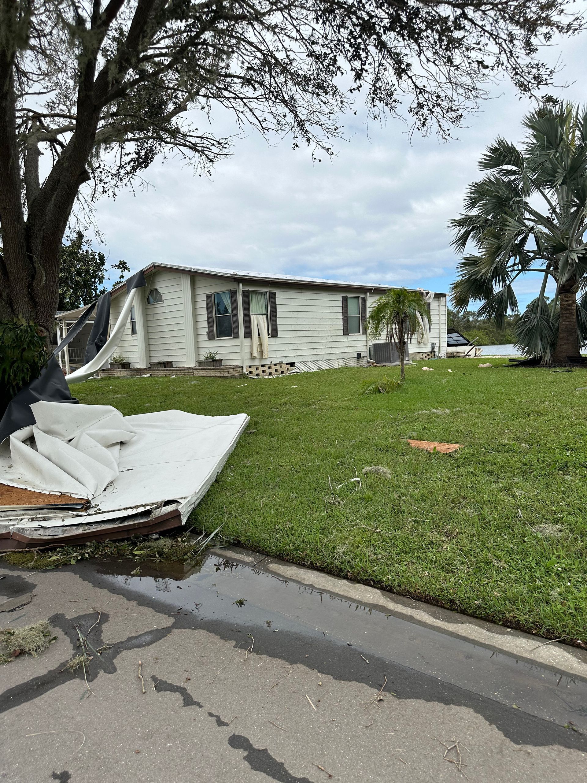 A mobile home is sitting in the middle of a lush green field.