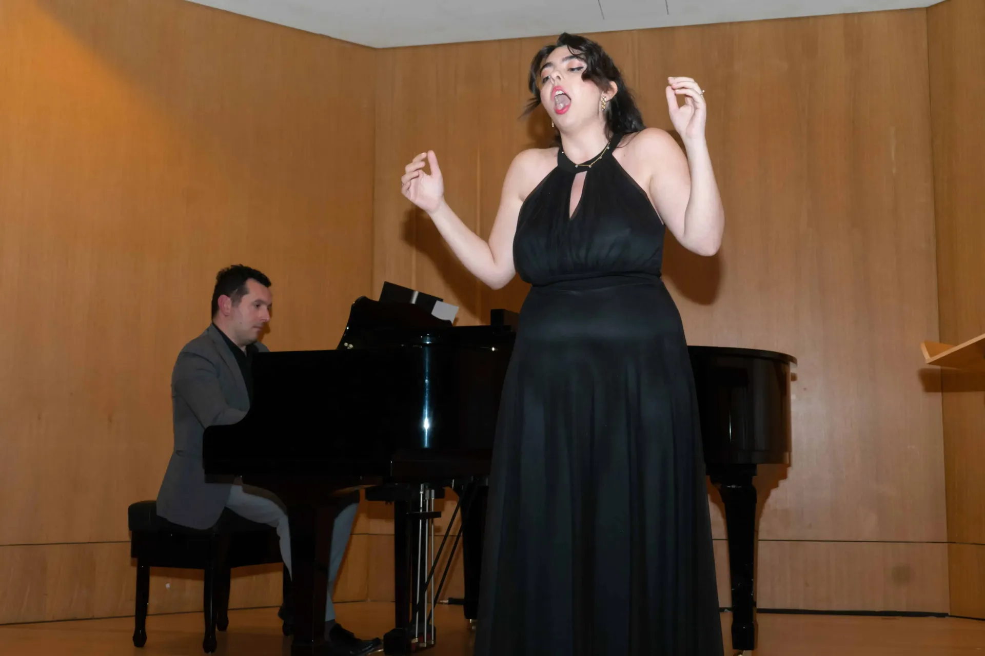 Η Βασιλική Παπαγεωργίου τραγουδώντας στη συναυλία του Voice Loft στο Μέγαρο Μουσικής Αθηνών.