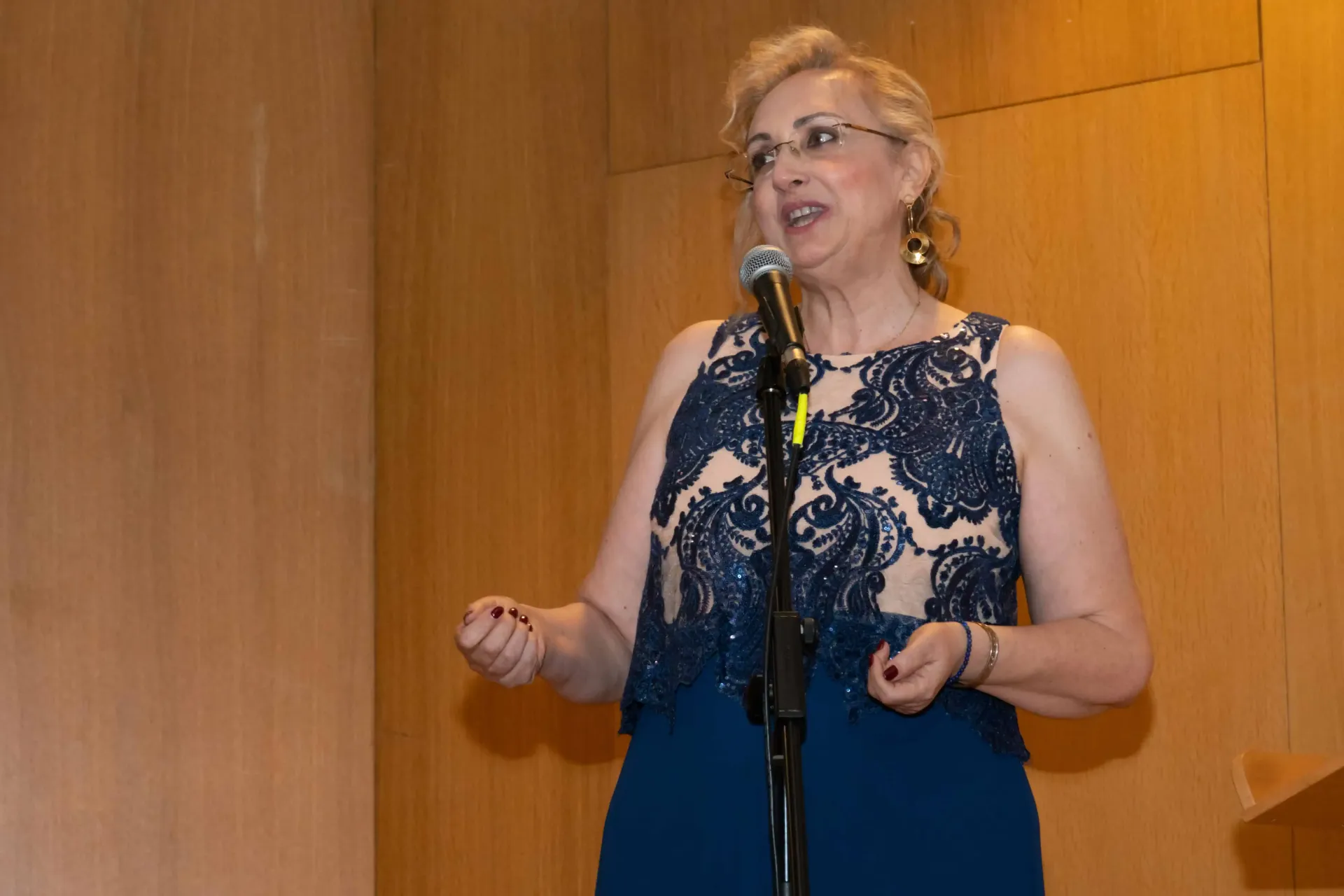 Η μεσόφωνος Βασιλική Αργυρίου ερμηνεύει 