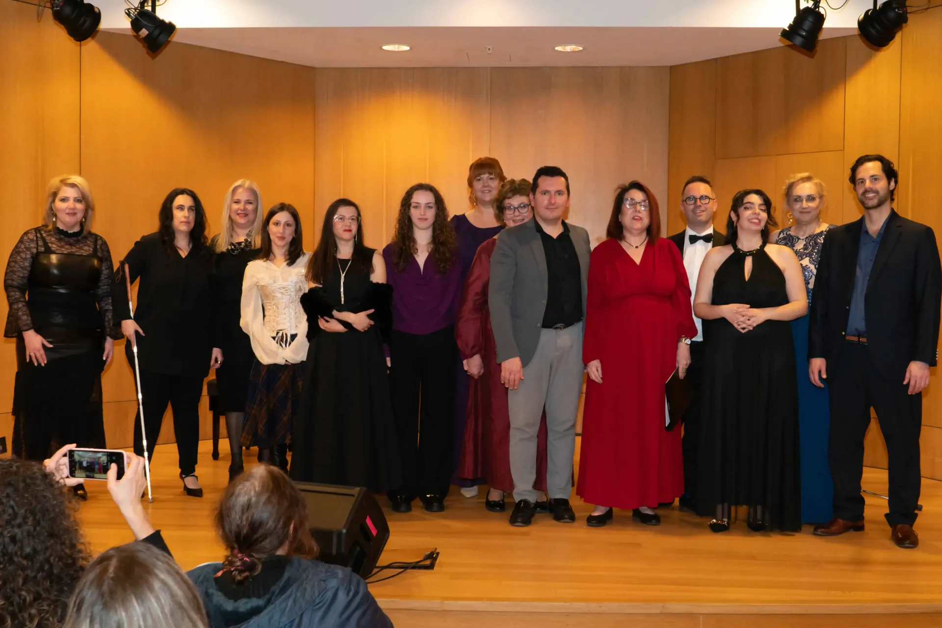 Ομαδική φωτογραφία των συντελεστών της συναυλίας στο Μέγαρο Μουσικής στις 28/01/2026.