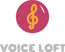 Λογότυπο: Κόκκινος κύκλος με χρυσό κλειδί του σολ· «VOICE LOFT» σε γκρι, ριγέ κείμενο.