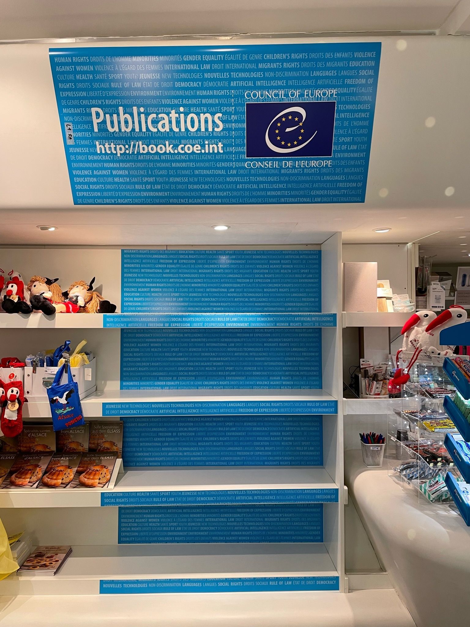 Un magasin avec un panneau indiquant des publications