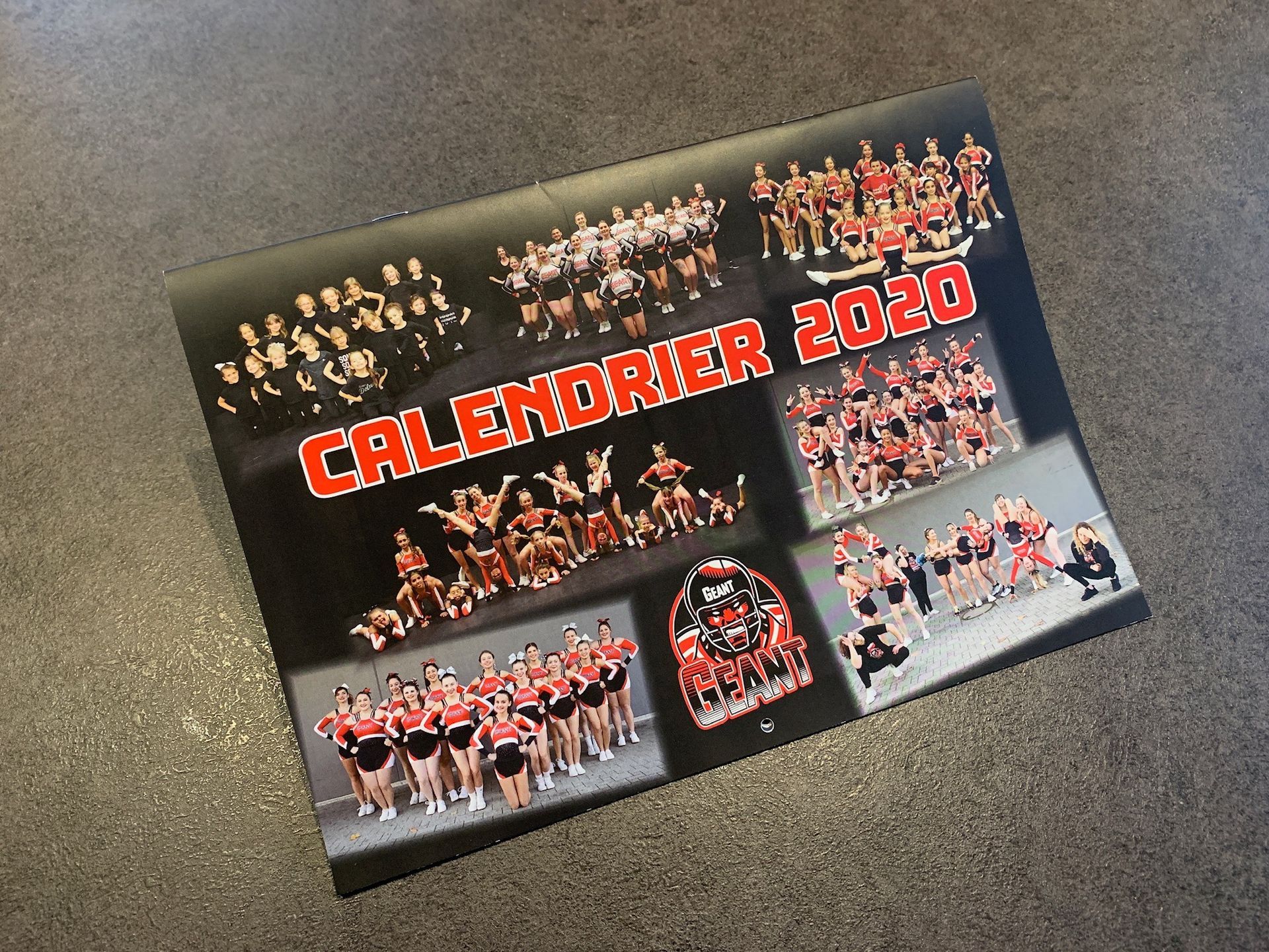 Un calendrier pour l'année 2020 est posé sur une table