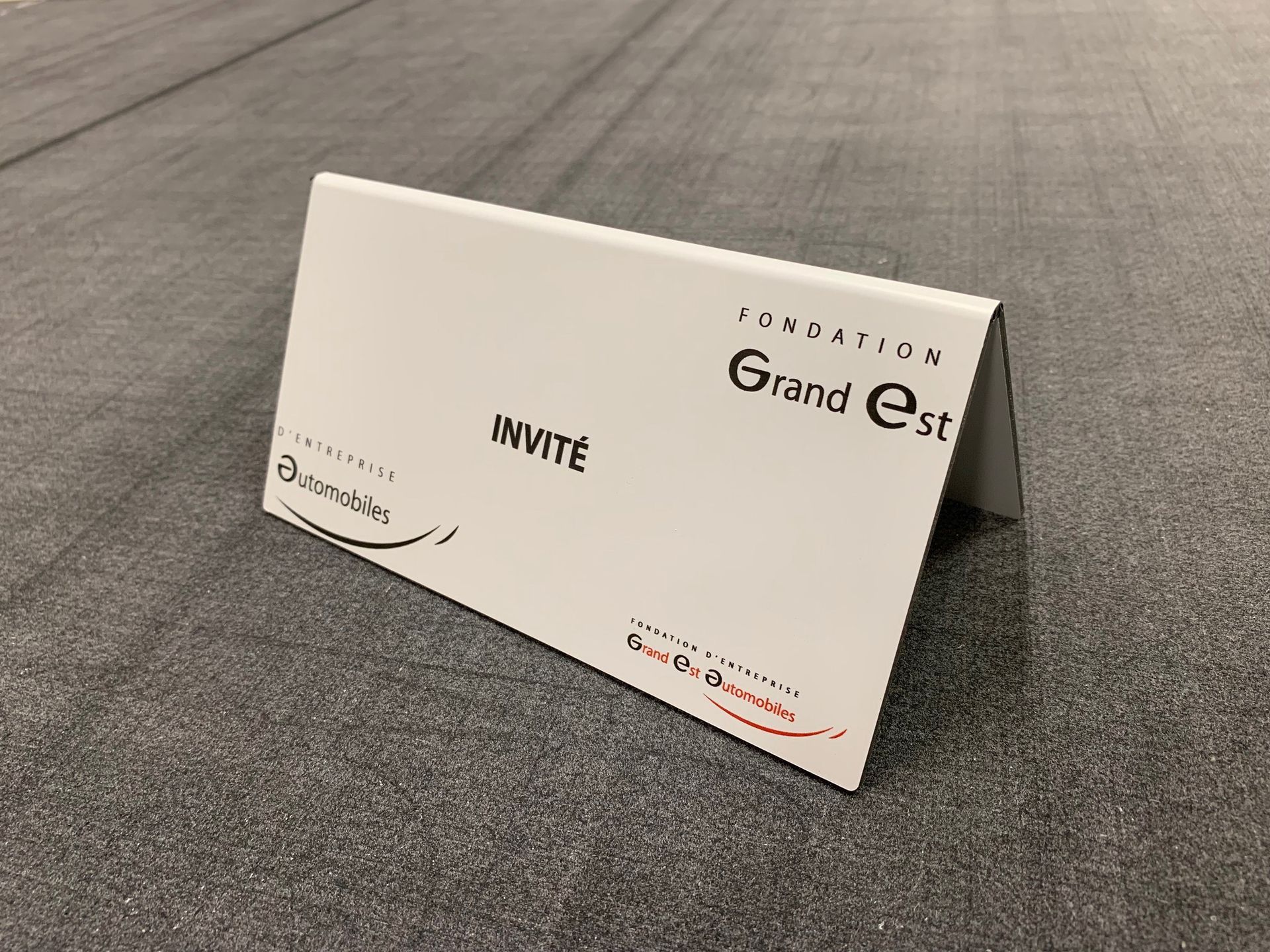 Un panneau blanc sur lequel est écrit « Grand Est »