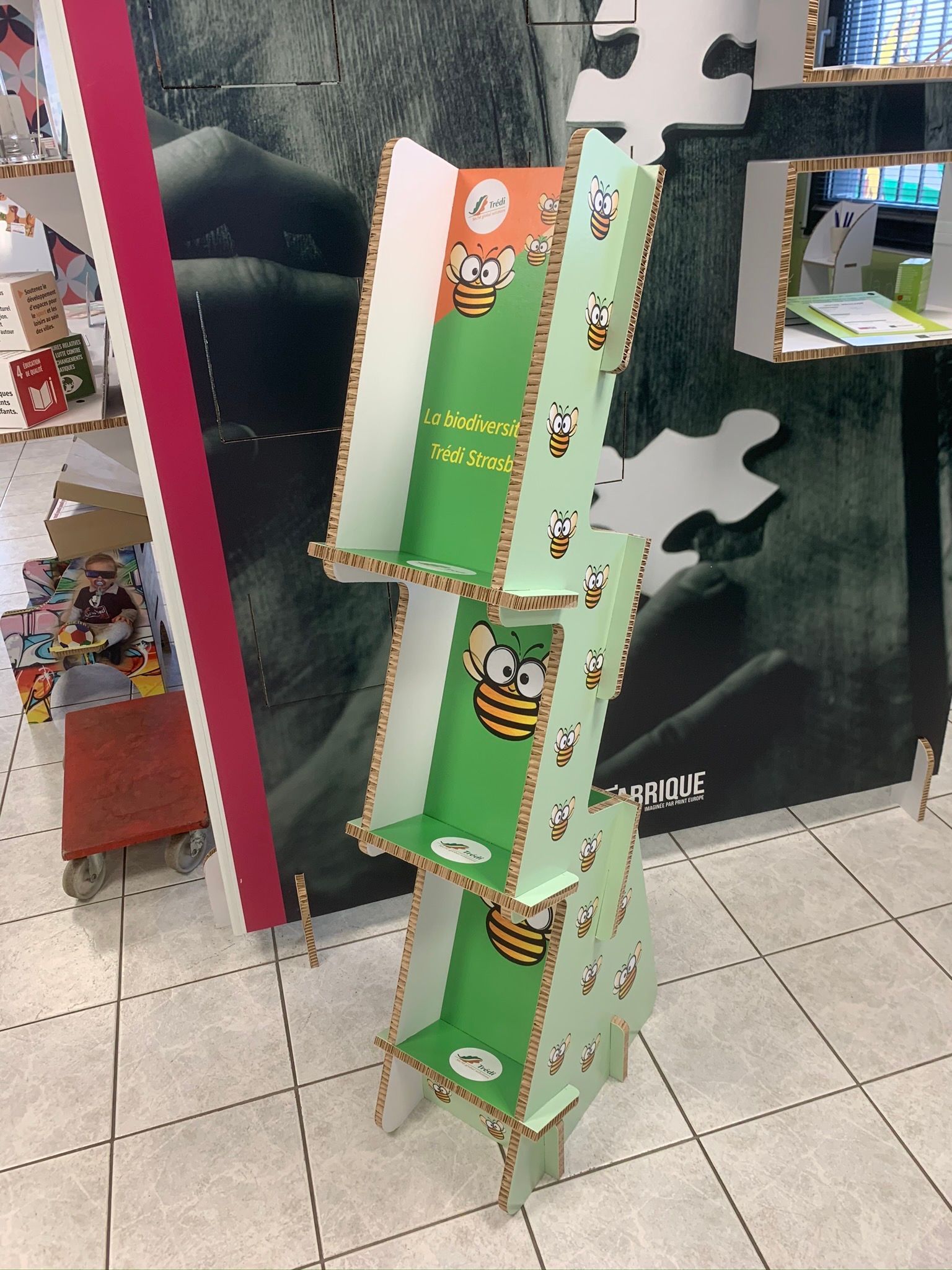 Une étagère en carton avec des abeilles dessus dans un magasin