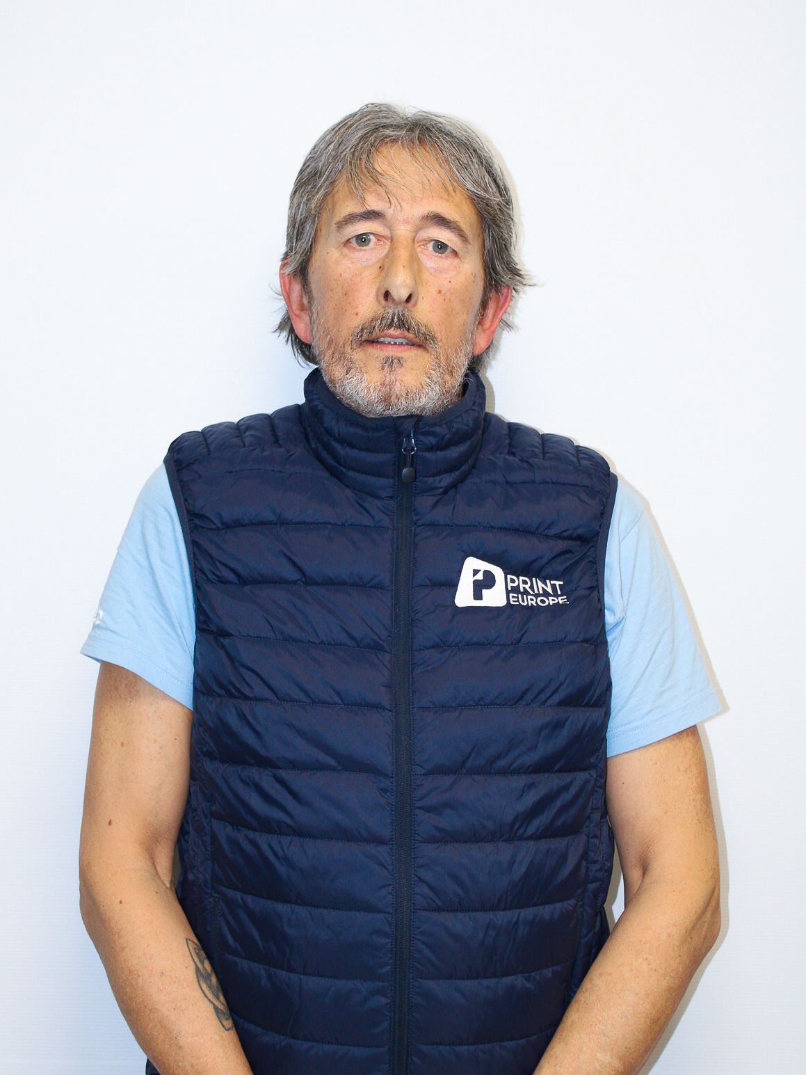 Une silhouette grise d'une tête d'homme sur fond blanc.