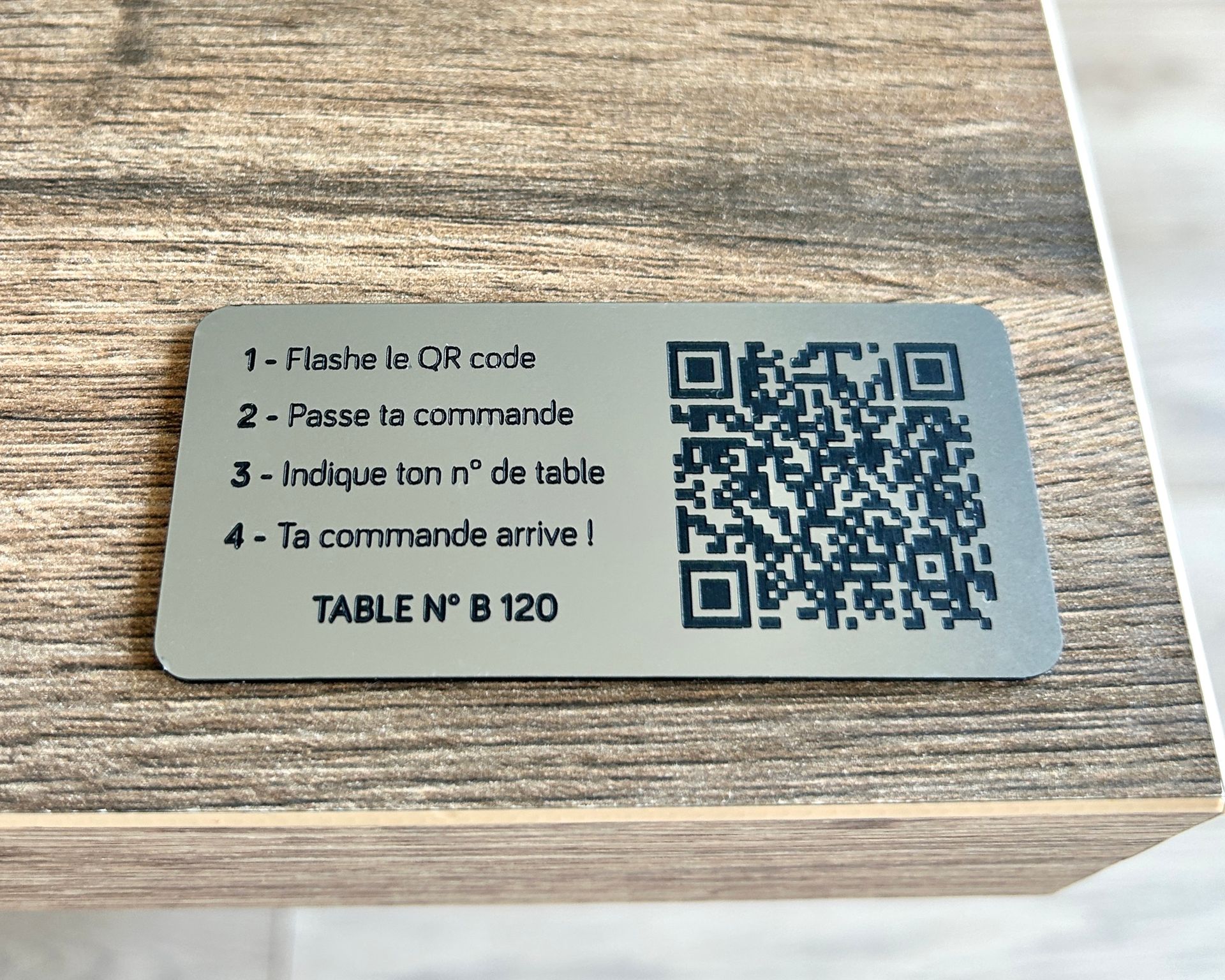 Un code QR est affiché sur une table en bois