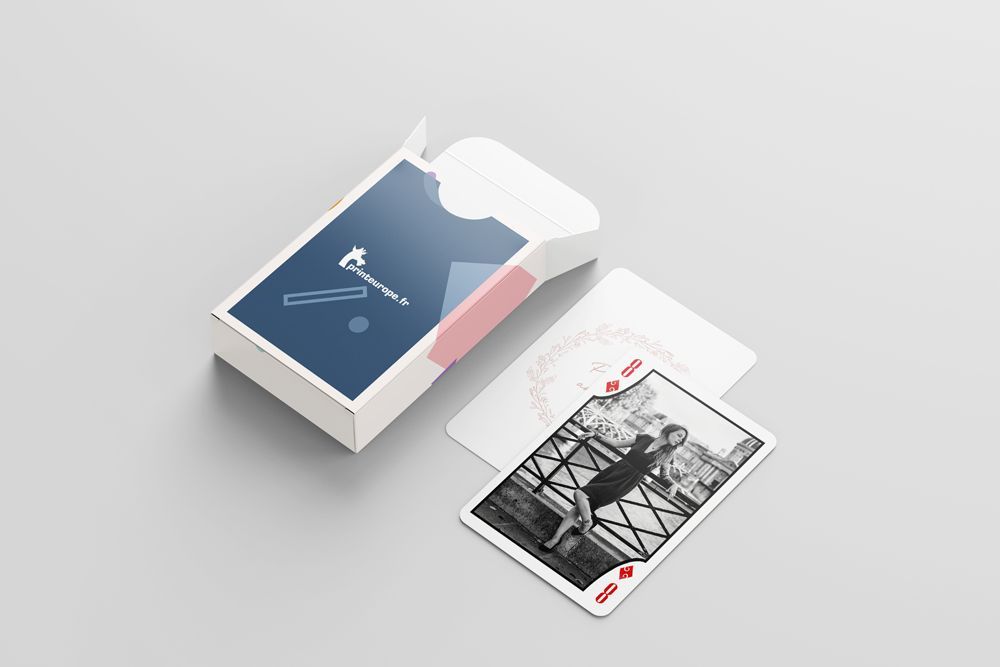 Une boîte de cartes à jouer avec l'image d'une femme dessus.