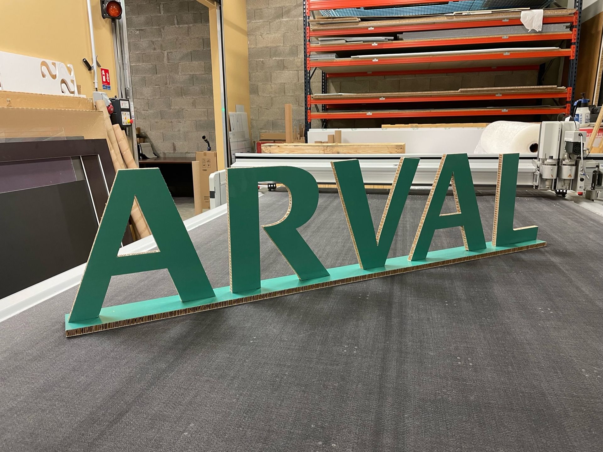 Un grand panneau vert sur lequel est écrit 