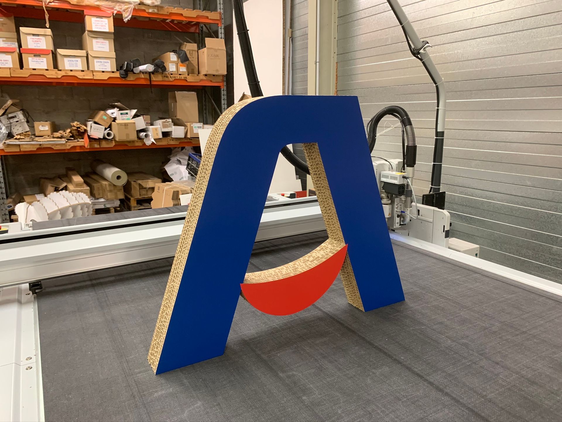 Une grande lettre bleue a est posée sur une machine