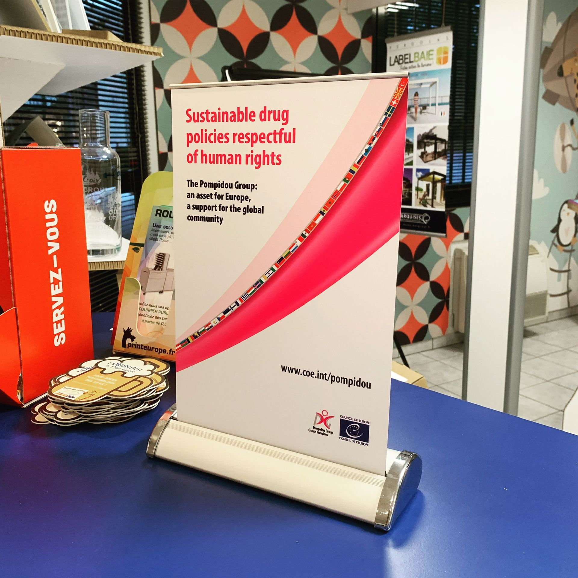 Un panneau qui dit des politiques durables en matière de drogues respectueuses des droits de l'homme