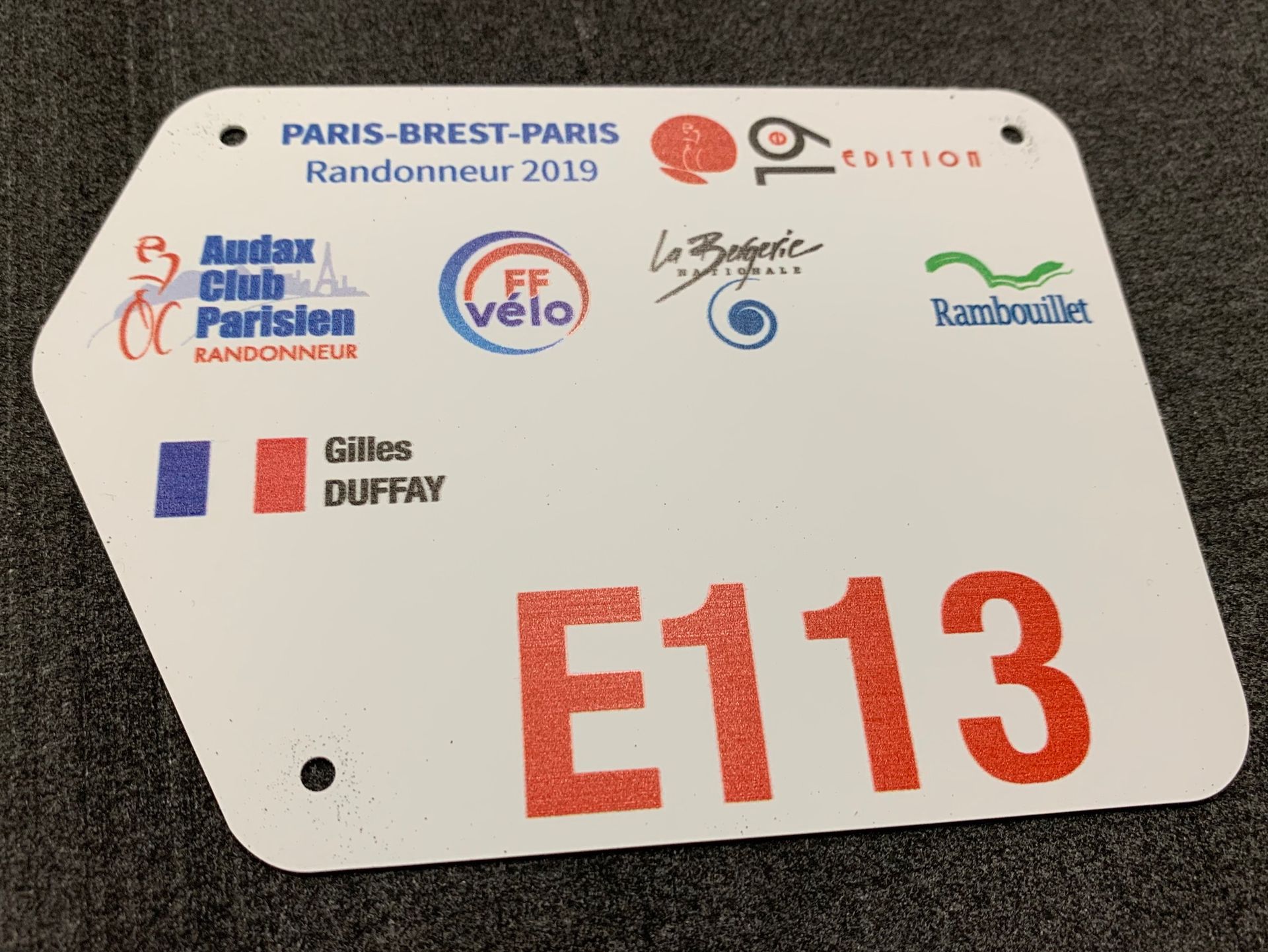 Un panneau blanc avec le numéro e113 dessus