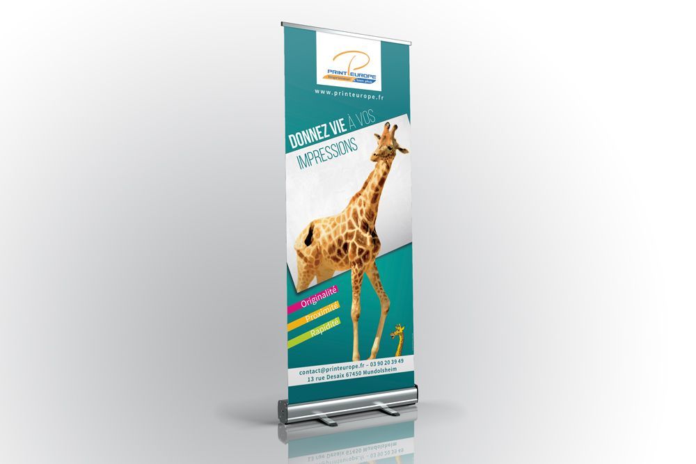Une bannière enroulable avec une girafe dessus.