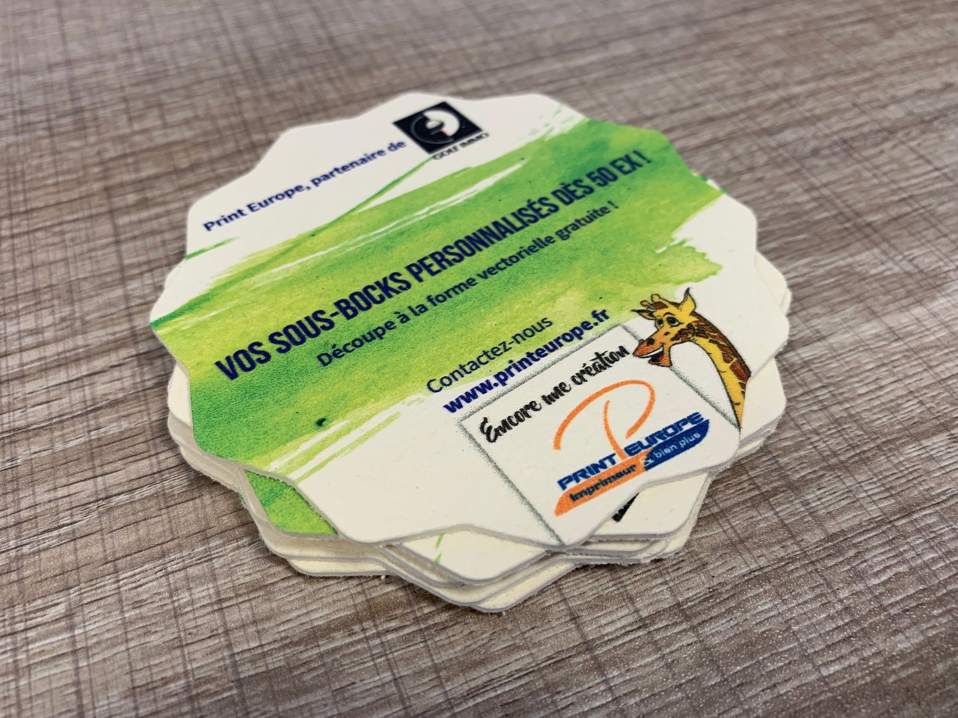 Un sous-verre avec une girafe dessus est posé sur une table.