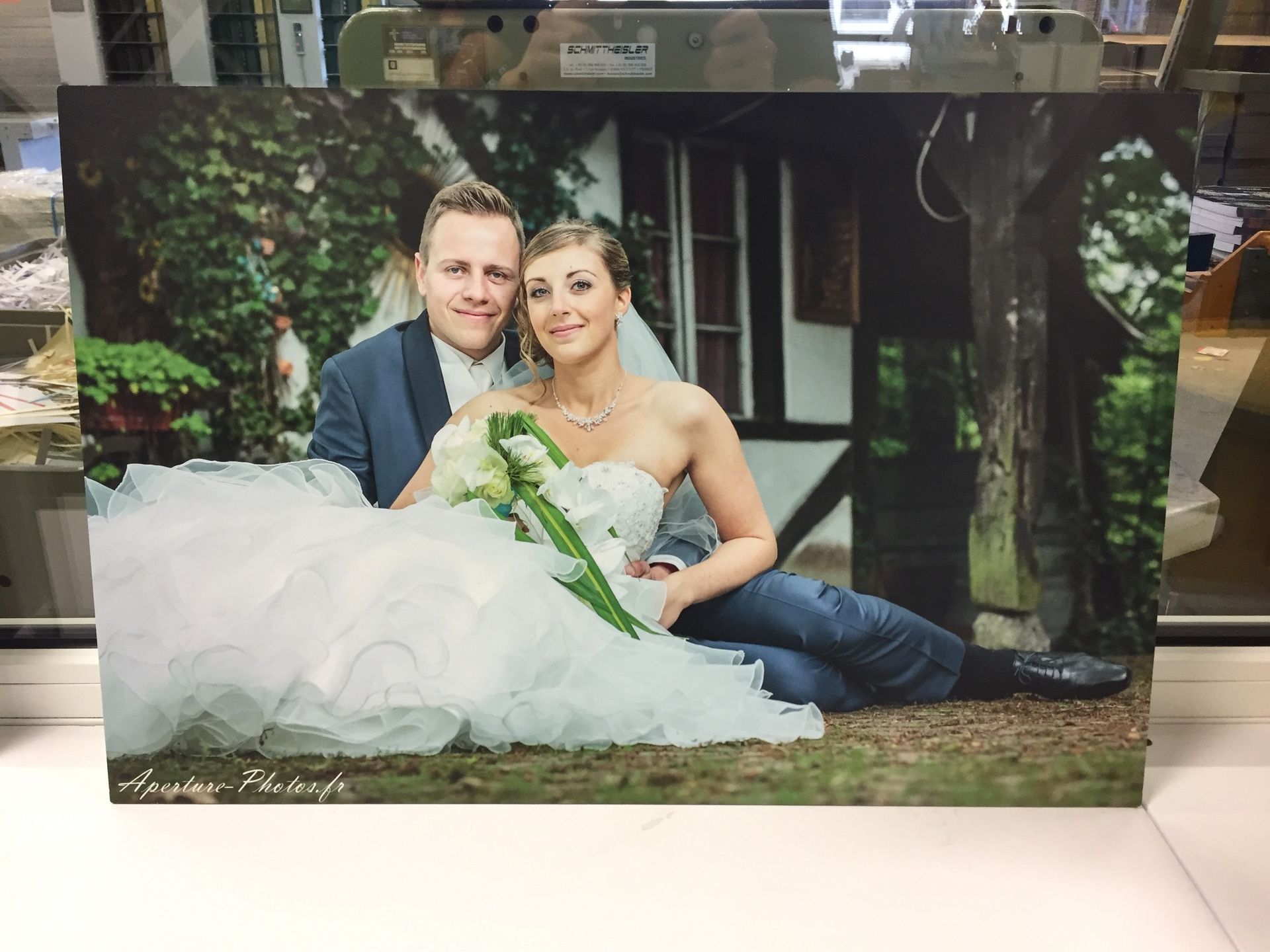 Une photo d'une mariée et d'un marié le jour de leur mariage