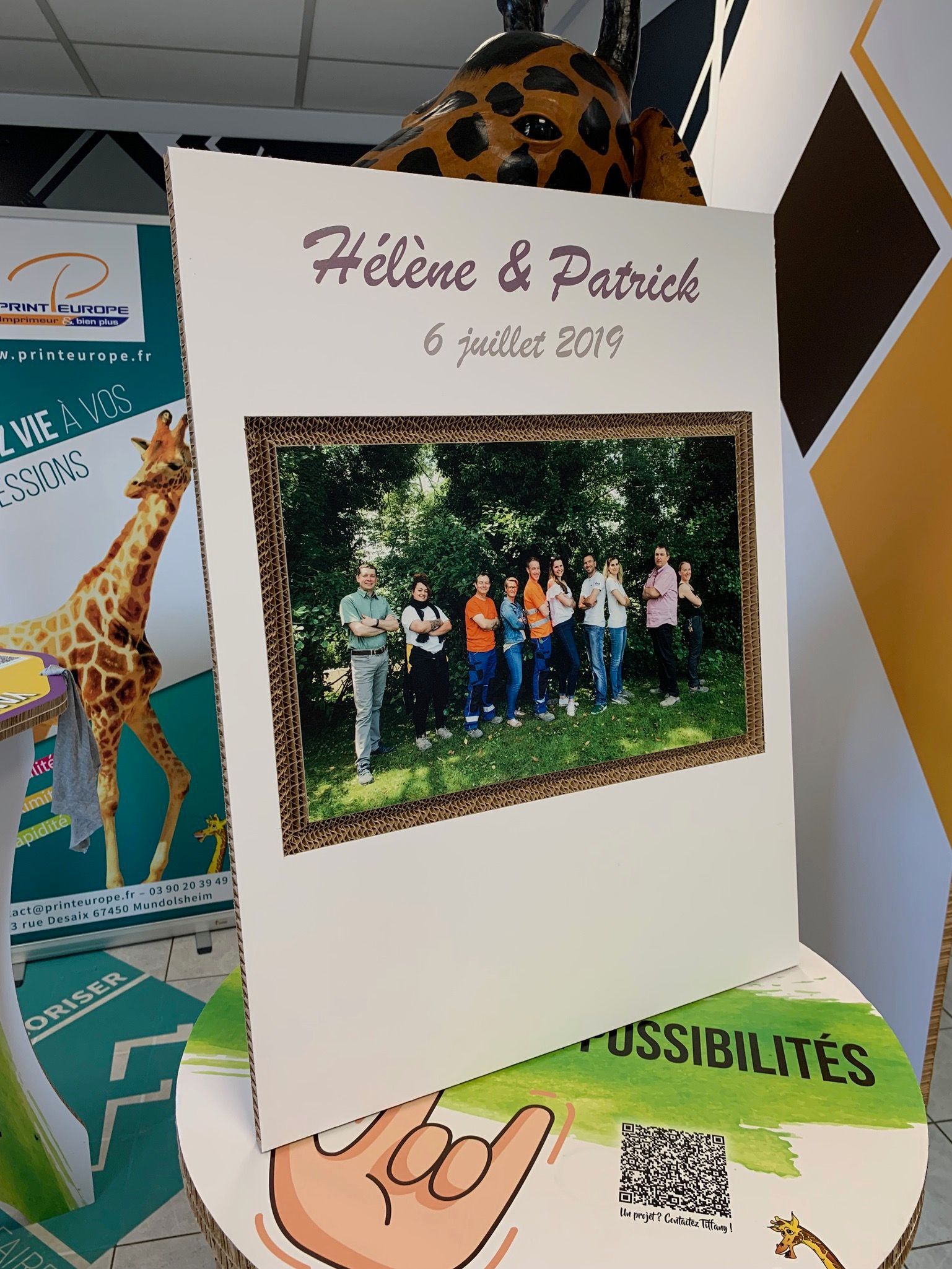 Une carte avec une photo d'un groupe de personnes dessus