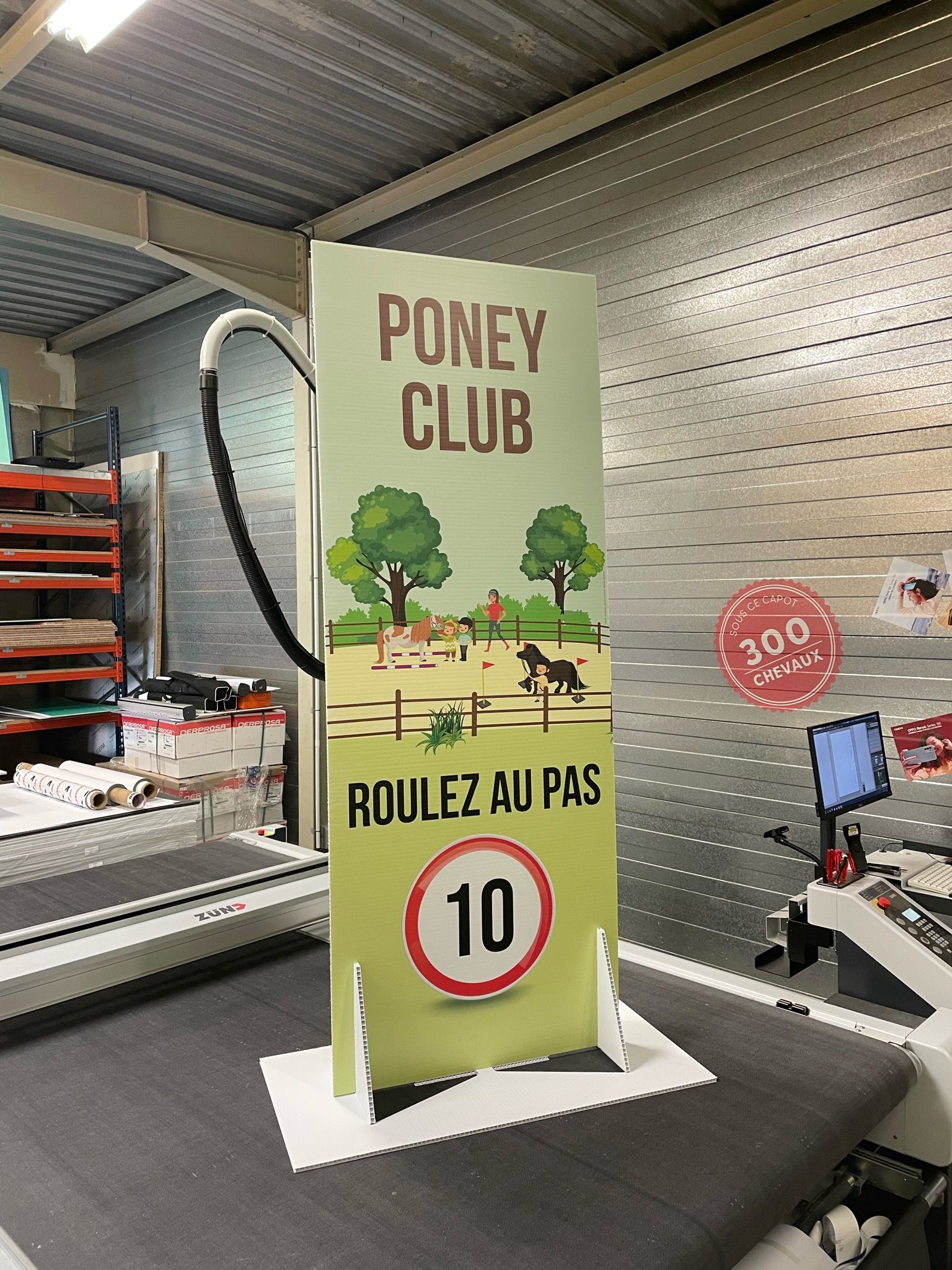 Un panneau sur lequel est écrit Poney Club