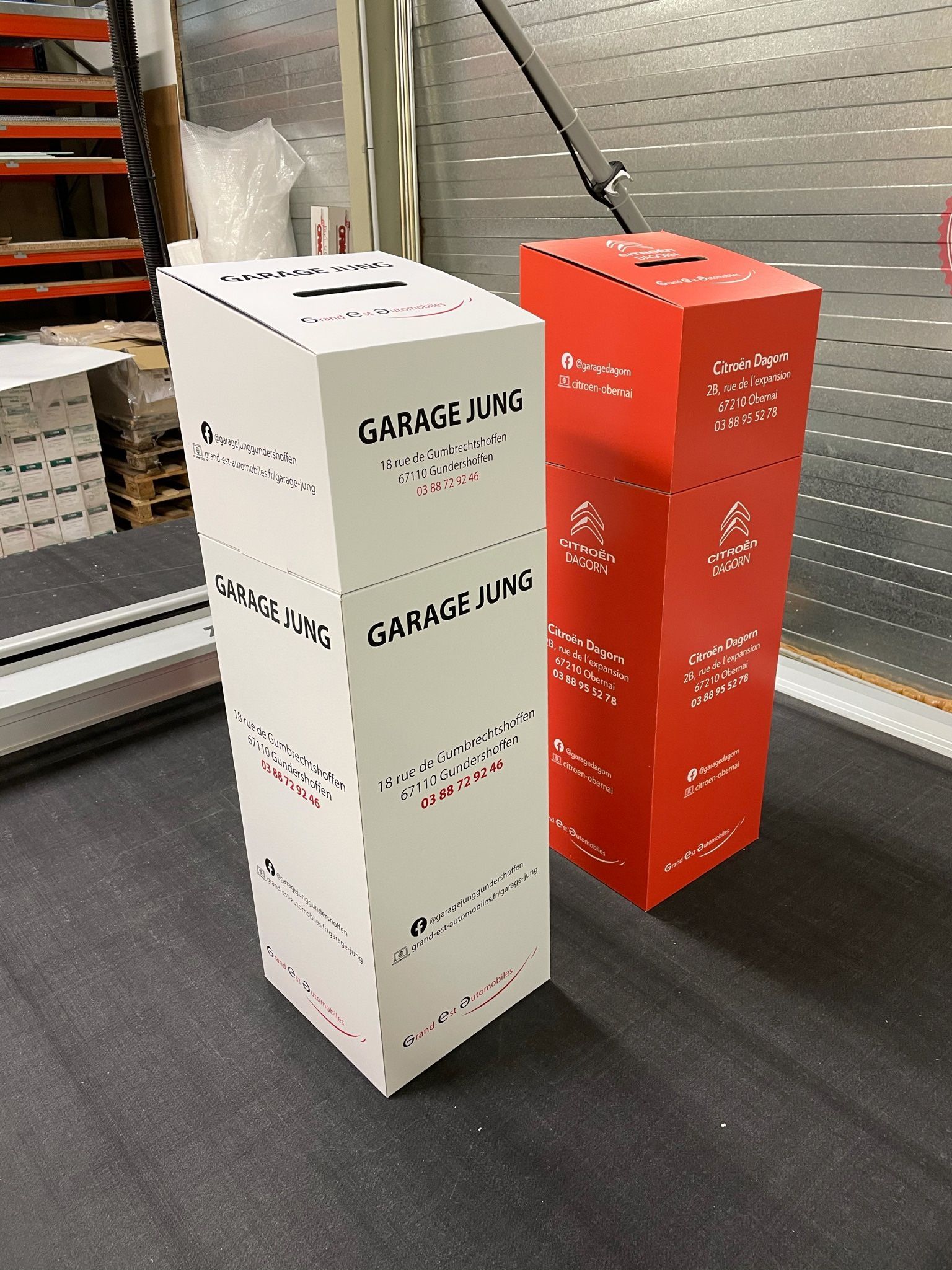 Deux cartons sont posés l'un à côté de l'autre dans un entrepôt