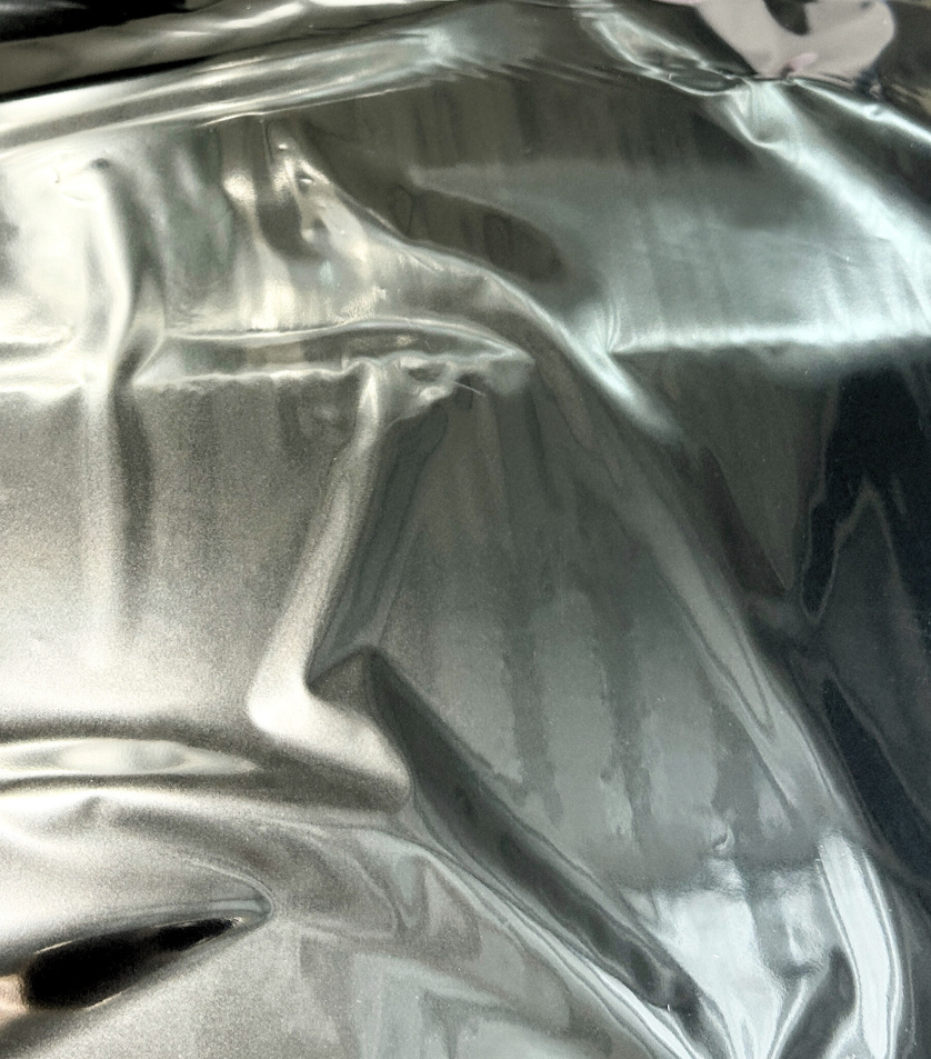 Un gros plan d'un morceau de papier d'aluminium sur une table.