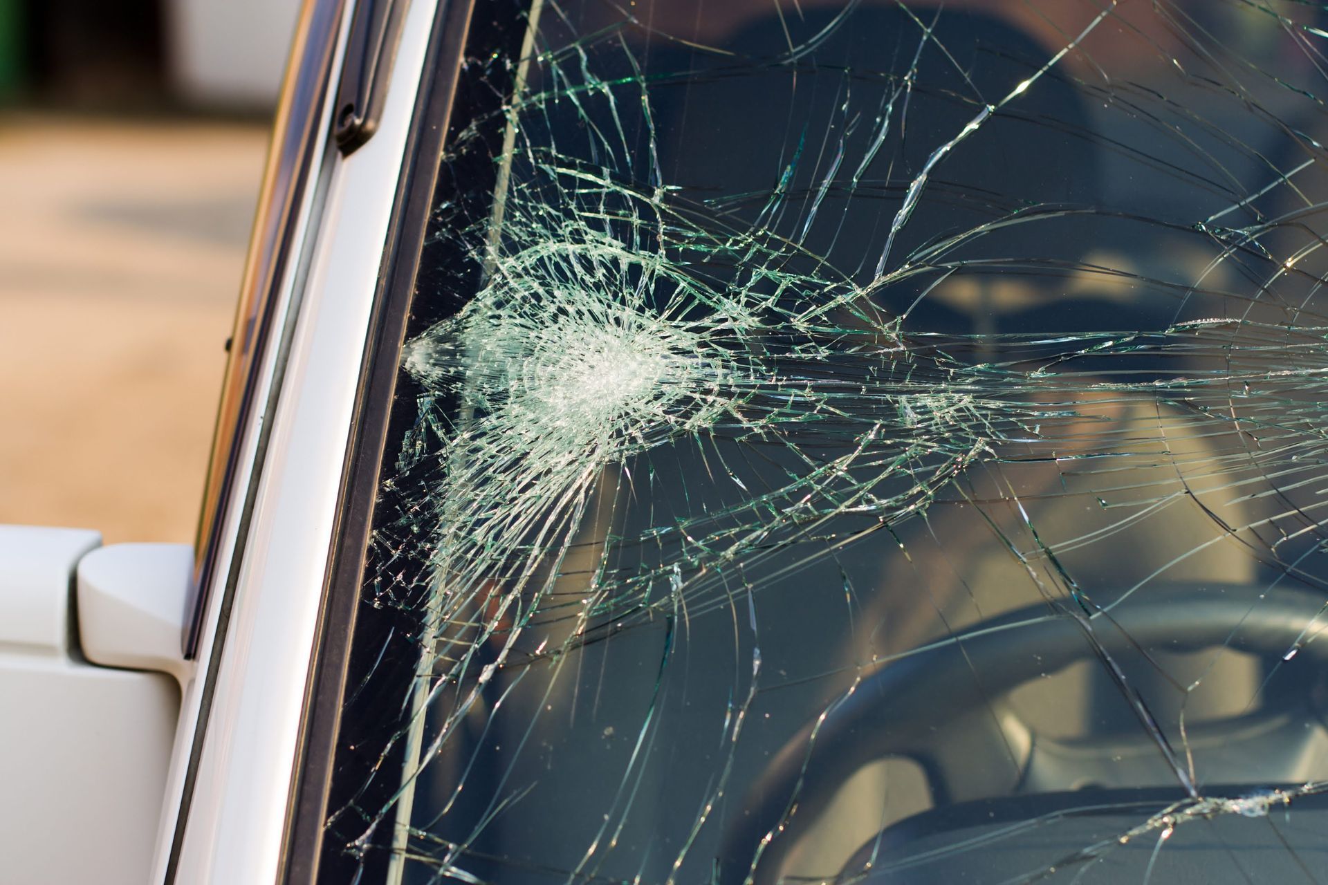 Разбитое лобовое стекло машины. Лобовое стекло автомобиля. Разбитое стекло автомобиля. Треснуло лобовое стекло. Разбитое автомобильное стекло.