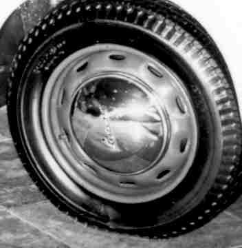 A black and white drawing of a wheel with a brake system.