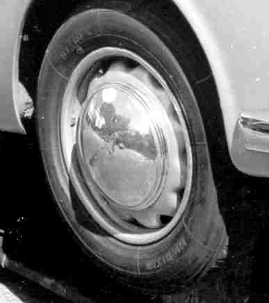 A black and white drawing of a wheel with a brake system.