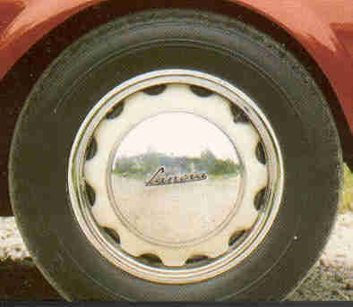 A black and white drawing of a wheel with a brake system.