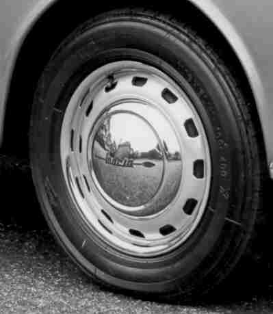 A black and white drawing of a wheel with a brake system.