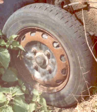 A black and white drawing of a wheel with a brake system.