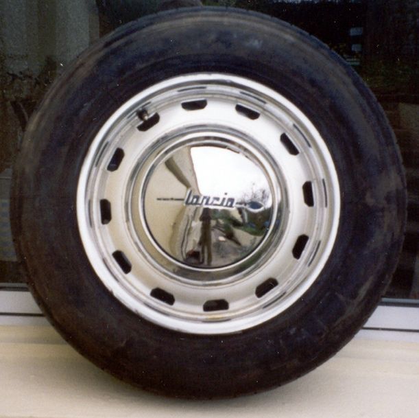 A black and white drawing of a wheel with a brake system.
