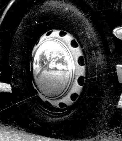 A black and white drawing of a wheel with a brake system.