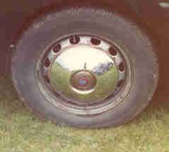 A black and white drawing of a wheel with a brake system.