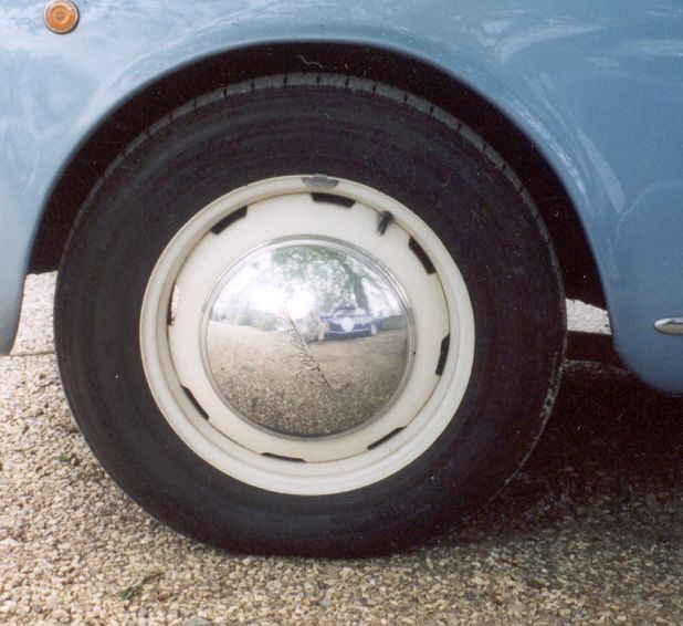 A black and white drawing of a wheel with a brake system.